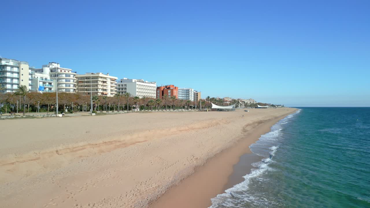 playa principal de calella de mar en la costa de maresme sin gente