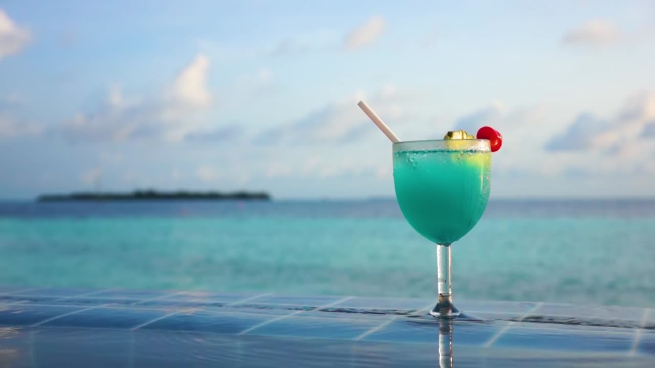 cóctel cerca de la piscina