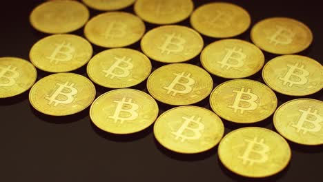 Goldene-Bitcoins-In-Reihen-Liegen