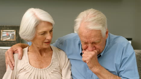 Anciano-Tosiendo-Junto-A-Su-Esposa