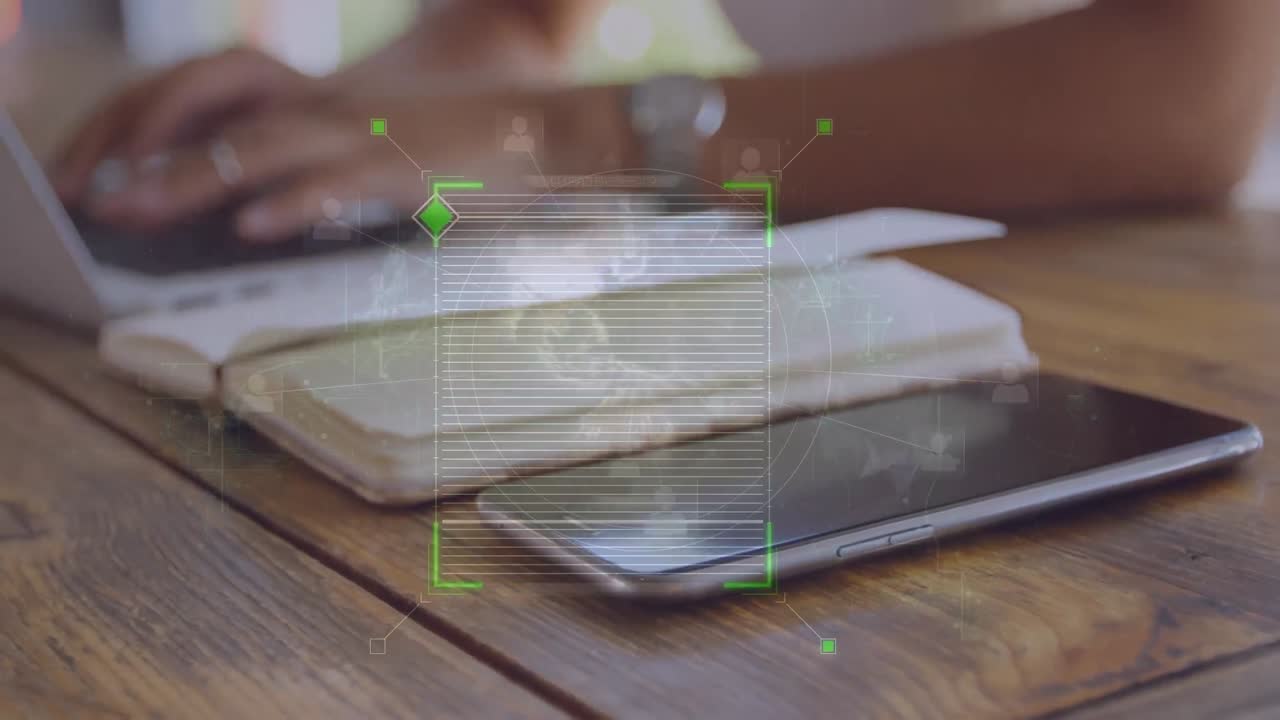 노트북을 사용하는 사람 위의 데이터 처리 애니메이션