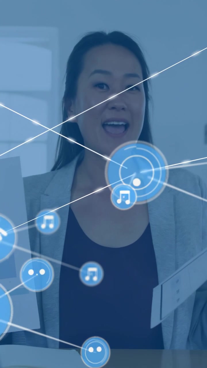 Video verticale: HUD che appare sul petto con una rete in crescita, mentre una donna coreana tiene dei grafici e presenta dati.