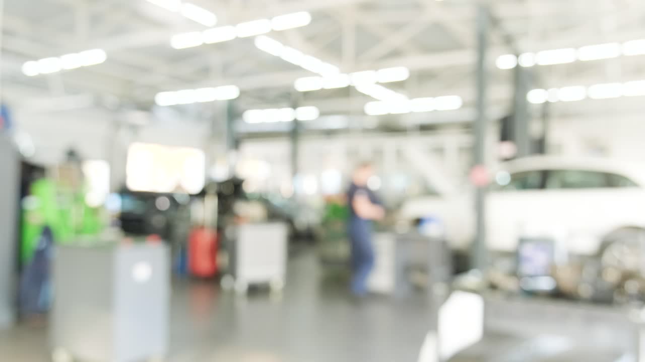 바쁜 자동차 수리점 의 흐릿 한 내부