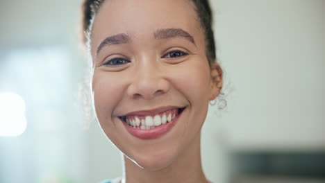 cara, sonrisa y una mujer cuidadora en un asistido