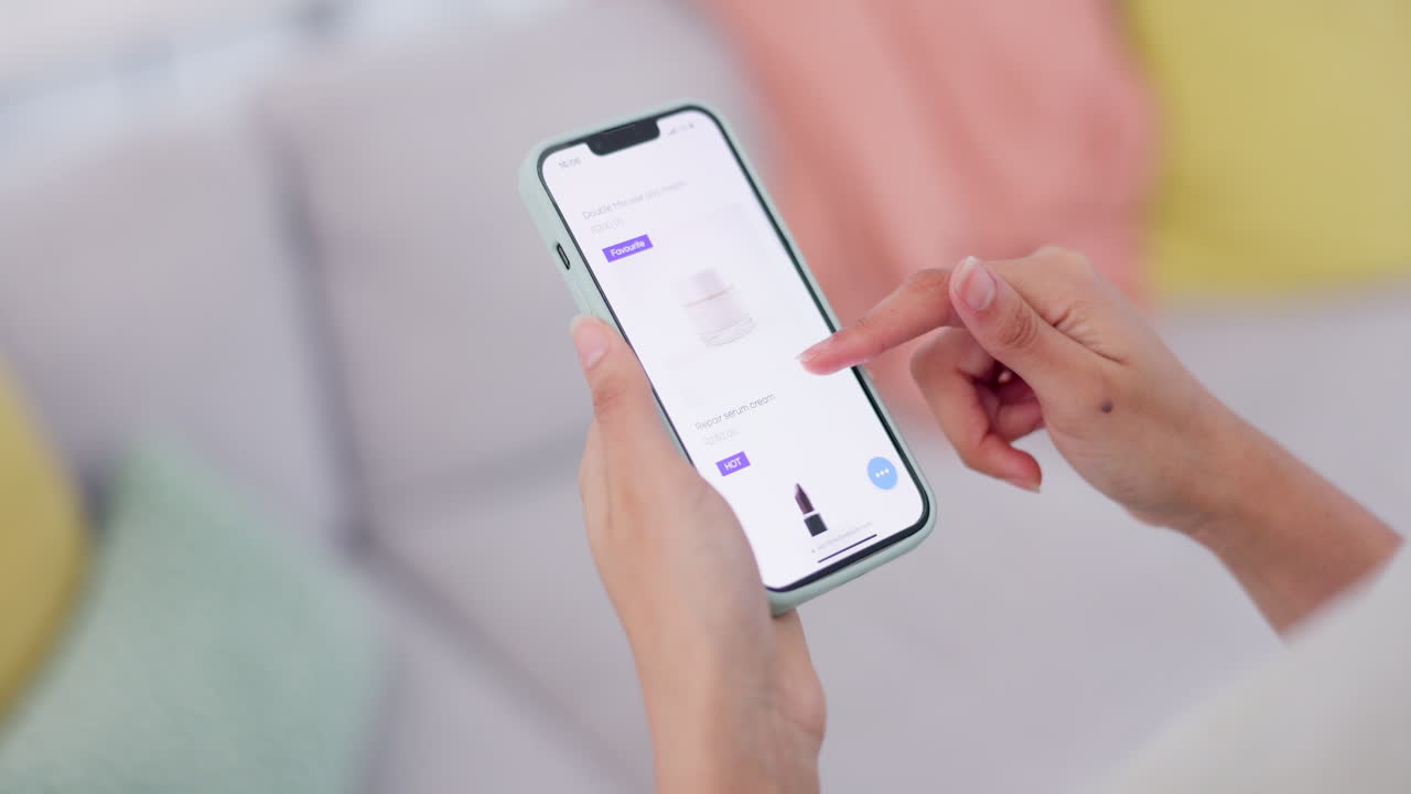 manos de la persona, pantalla del teléfono y maquillaje