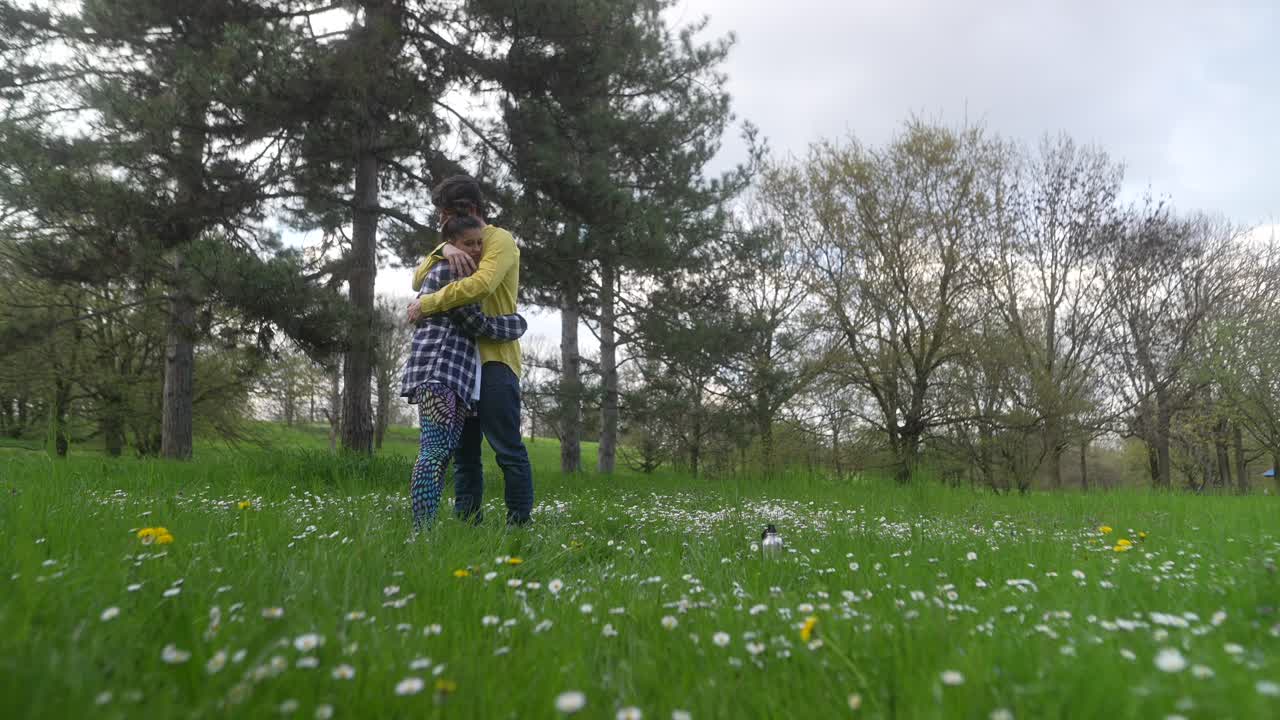 Casal aproveitando um dia de primavera em um parque
