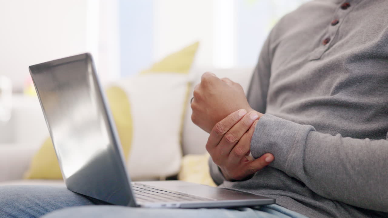 ノートパソコンで手首の痛みと怪我