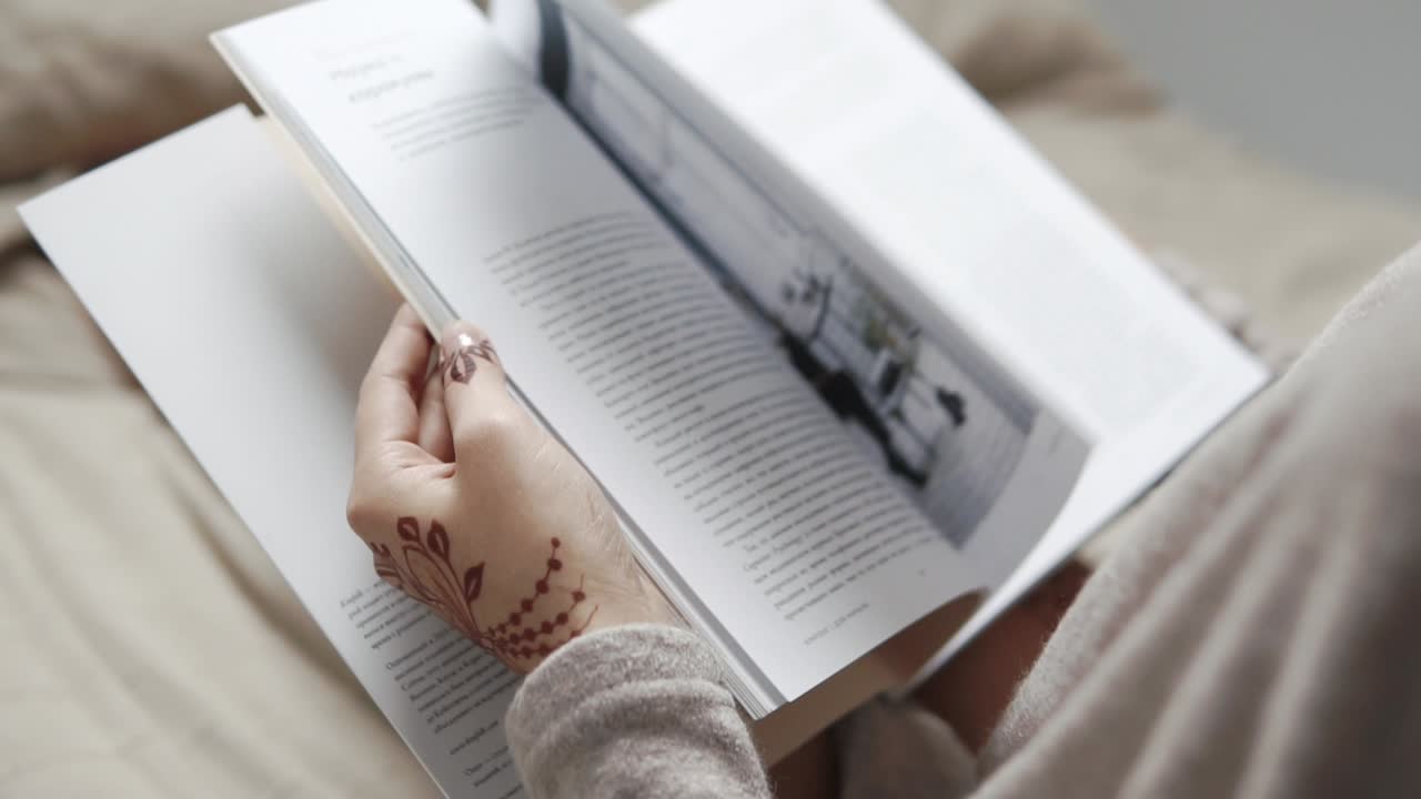 una mujer leyendo una revista.