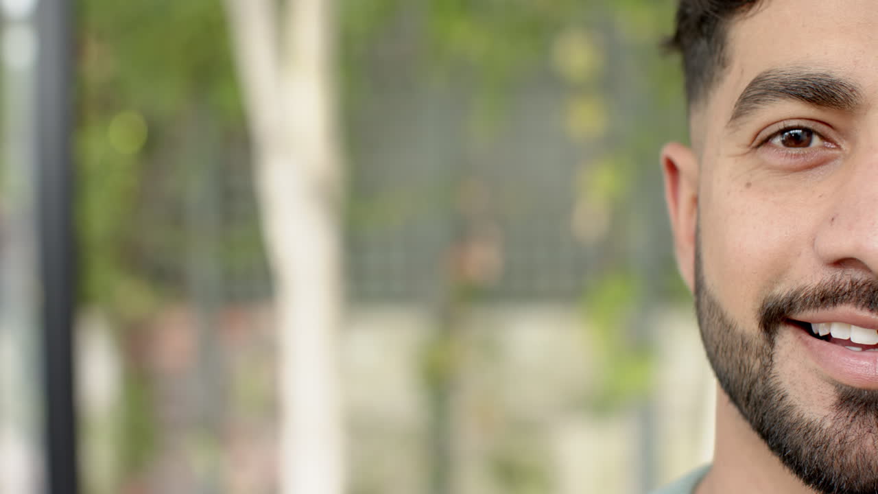 Joven sonriente al aire libre disfrutando con amigos diversos en un parque, espacio para texto
