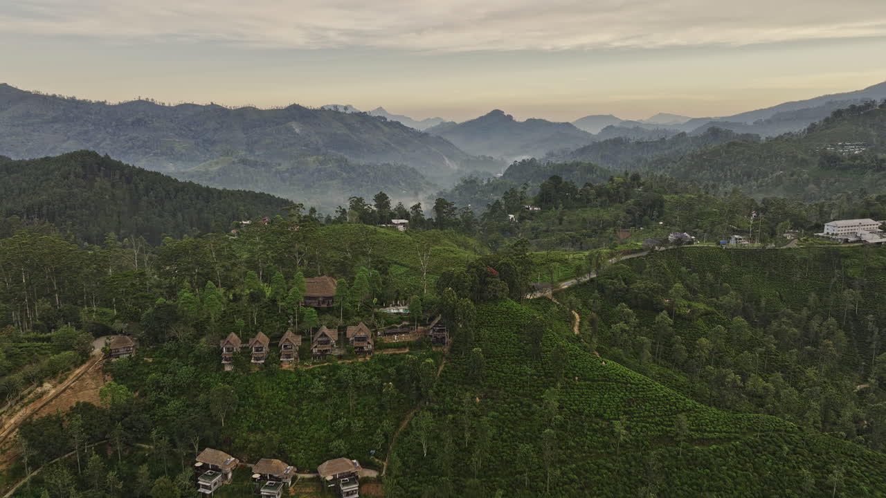 ella sri lanka aerial v15 cinematográfico sobrevuelo de drones hoteles turísticos rurales rodeados de colinas cubiertas de té, valles verdes y paisajes montañosos al amanecer - filmado con mavic 3 cine - abril 2023