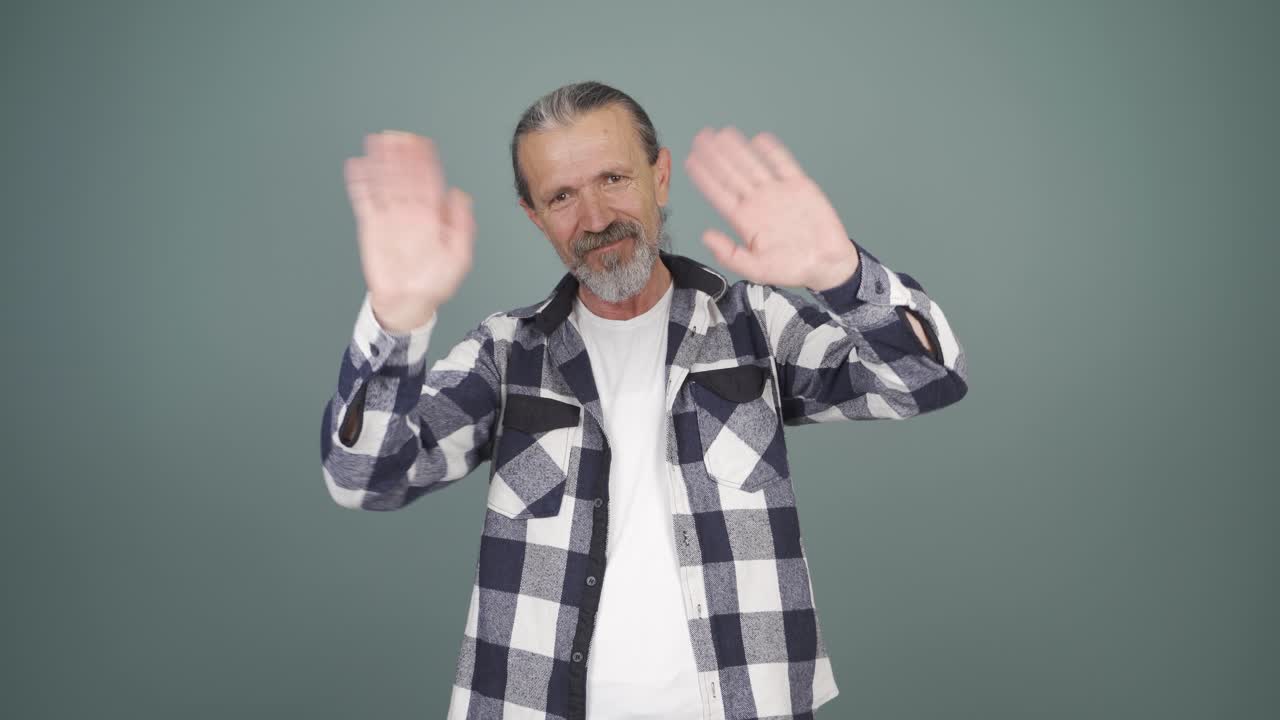 hombre feliz saludando a la cámara.