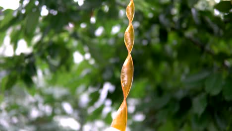 juguete de viento girando en la brisa ligera, dof cinematográfico