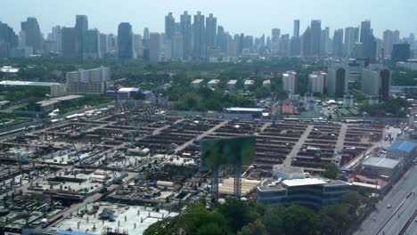 vista panorámica del paisaje urbano y el sitio de construcción en la metrópolis