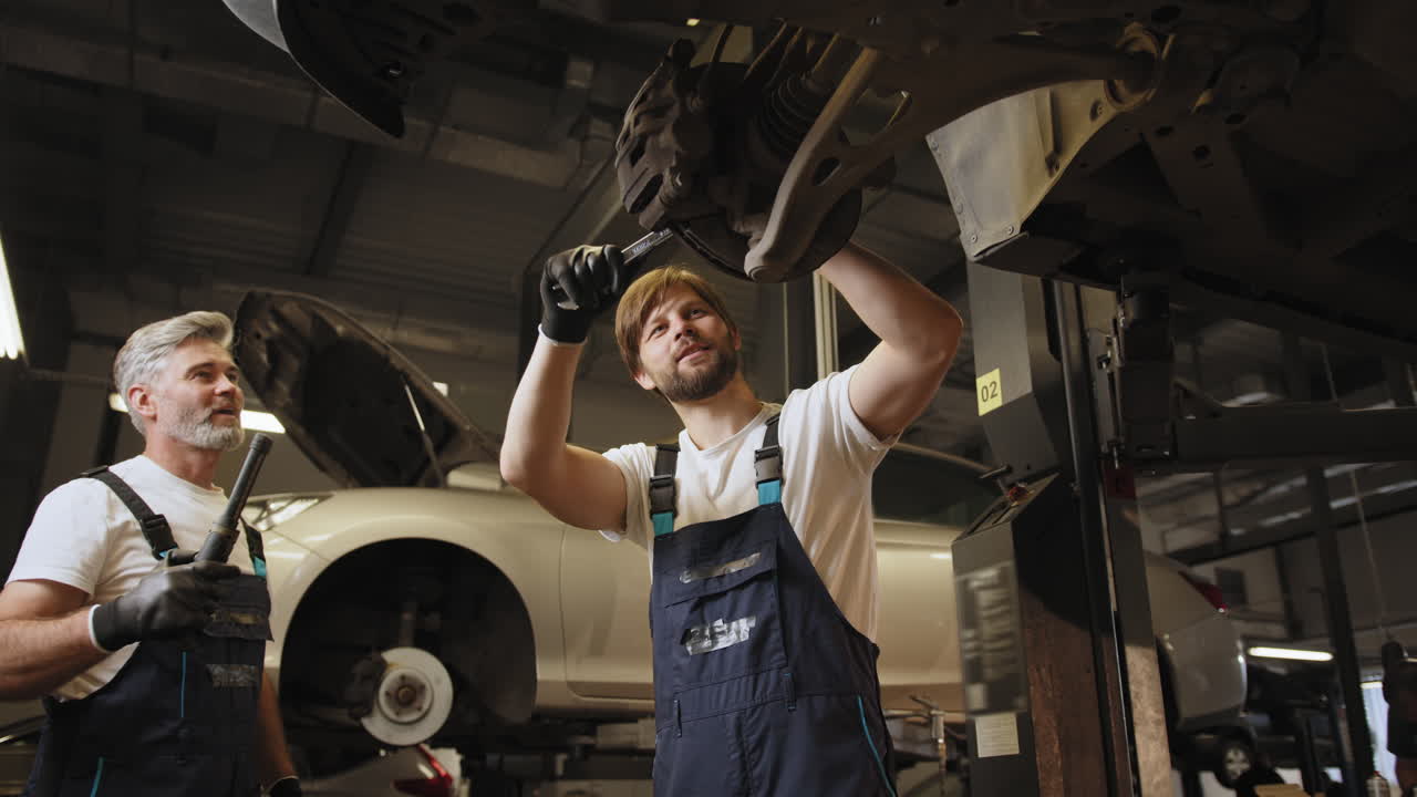 mecánicos de automóviles que trabajan en un vehículo
