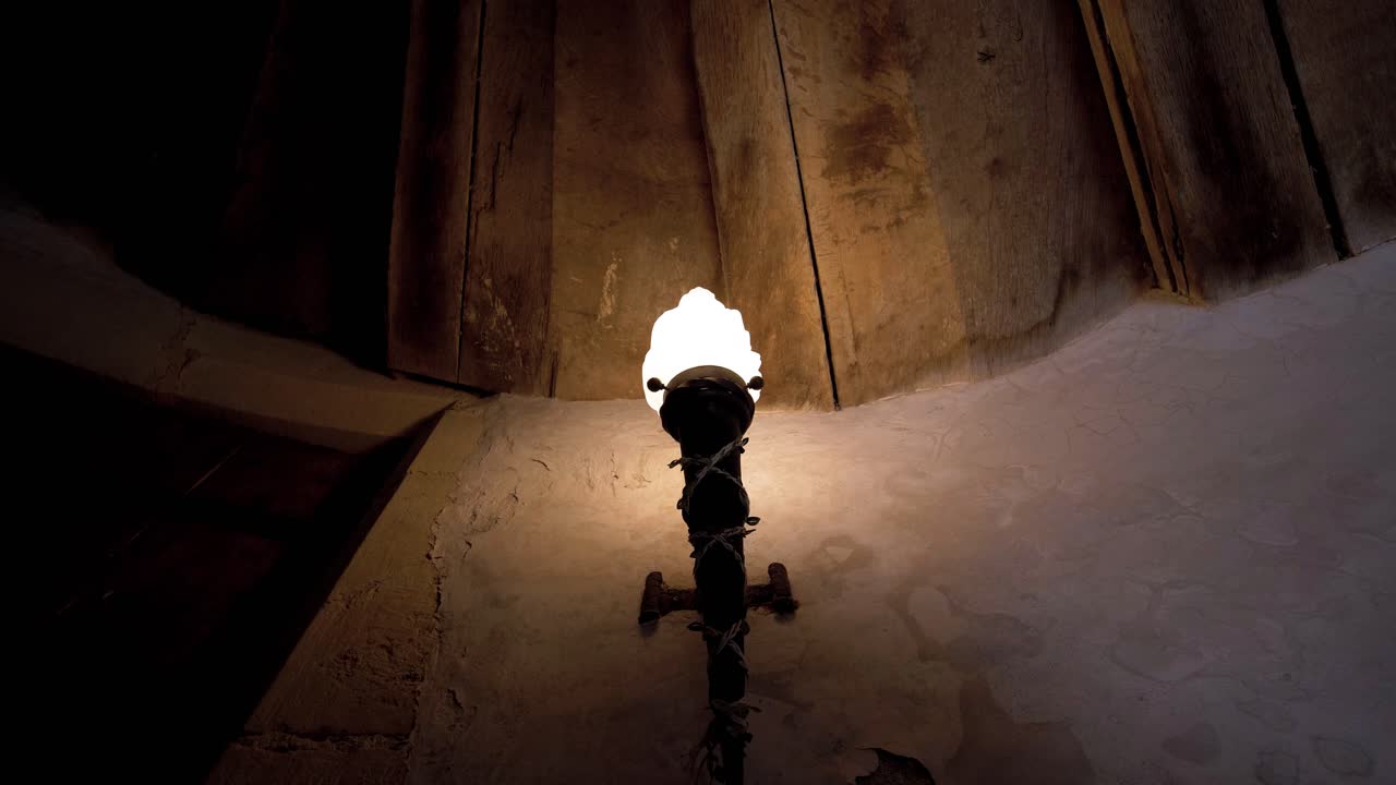 antorcha montada en la pared en la escalera de un antiguo castillo