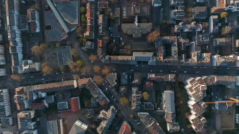 Vista-Aérea-De-Pájaros-Vista-De-Arriba-Hacia-Abajo-Del-Barrio-De-Bornheim.-Casas-Y-Calles-Desde-Arriba.-Panorámica-Vertical.-Fráncfort-Del-Meno,-Alemania