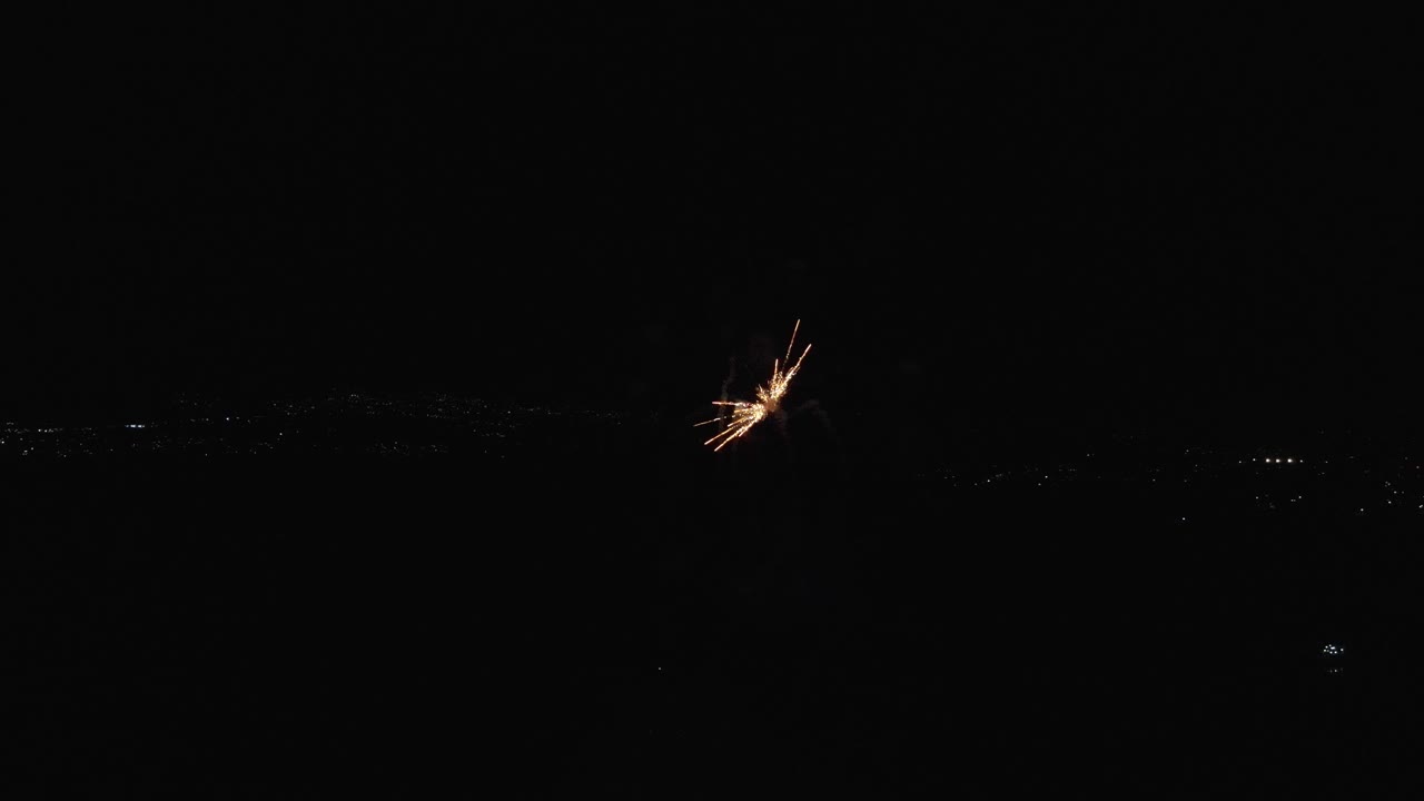 vista aérea de una enorme explosión de fuegos artificiales de colores en la noche en almoloya