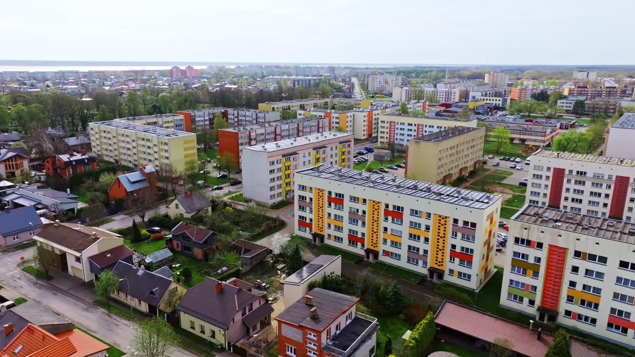Drone afslører byforvandling, der blander sovjetisk byggeri med livet, Liepaja
