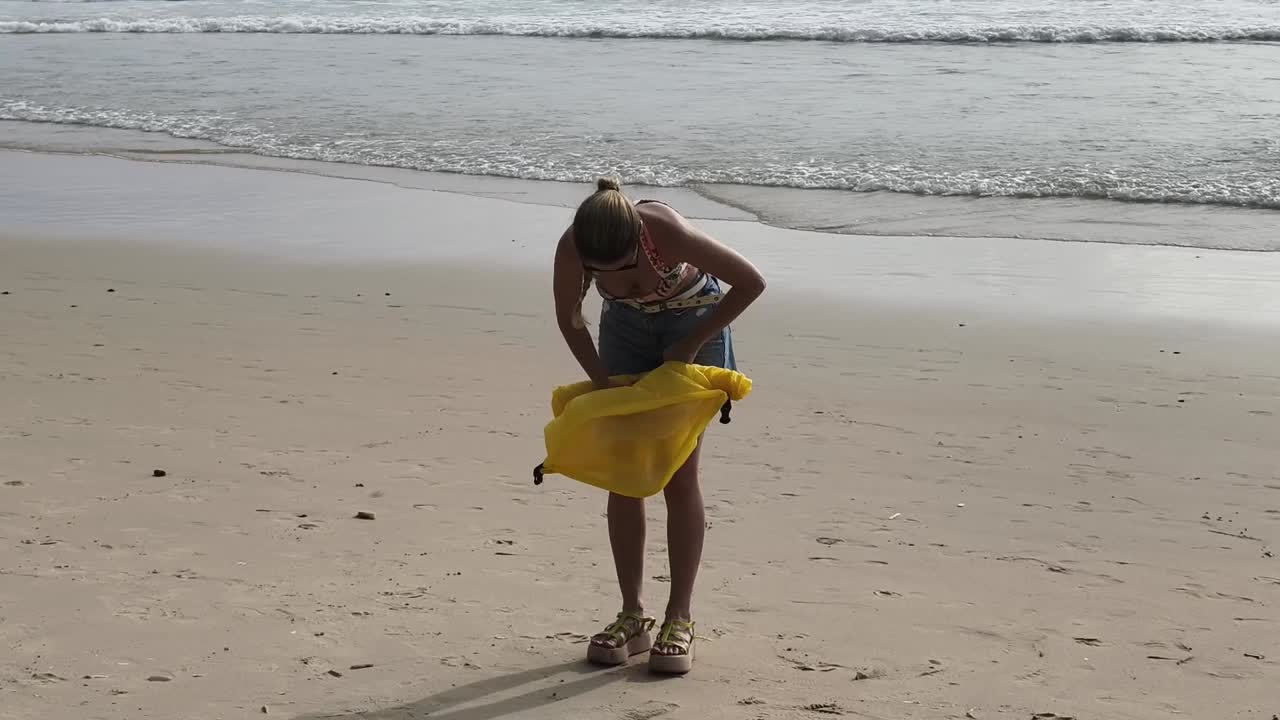 해변 에서 구명 조끼 를 준비 하고 있는 여자