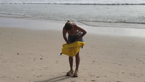 mujer preparando un chaleco salvavidas en la playa