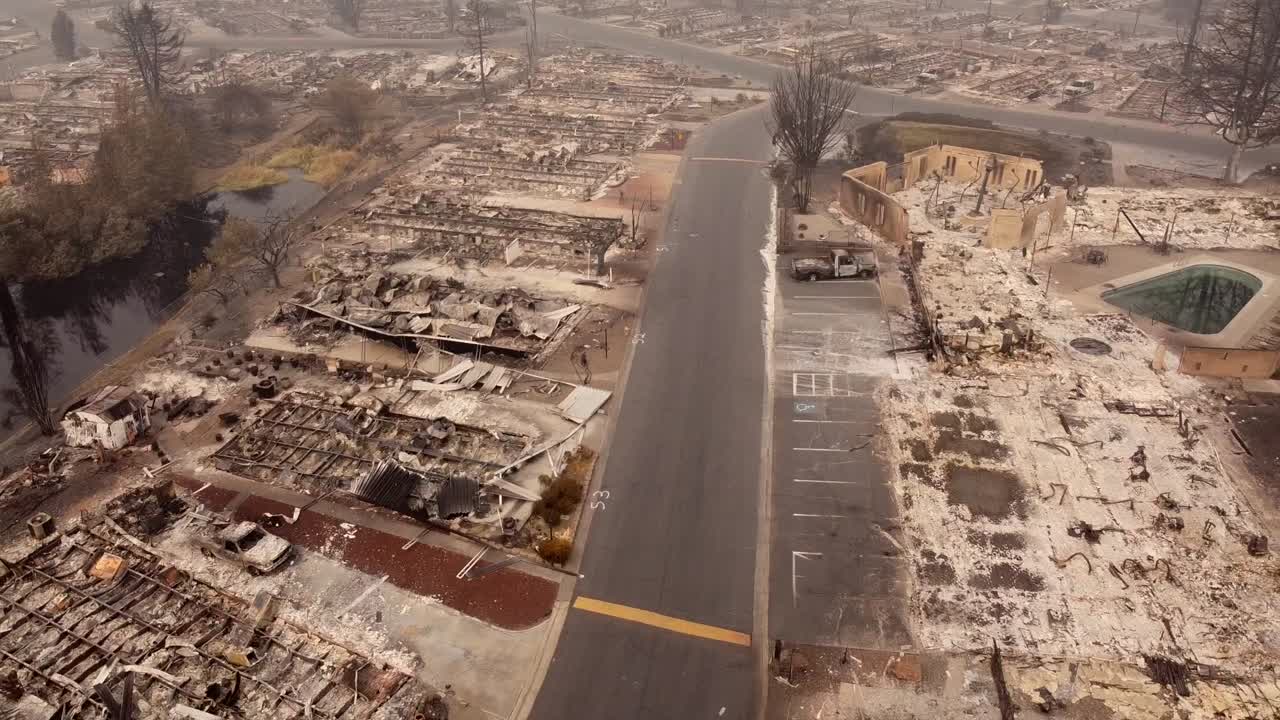 Veduta aerea: parco di roulotte bruciato e camion che si allontana dopo l'incendio Almeda nell'Oregon meridionale - Distruzione a Talent e Phoenix