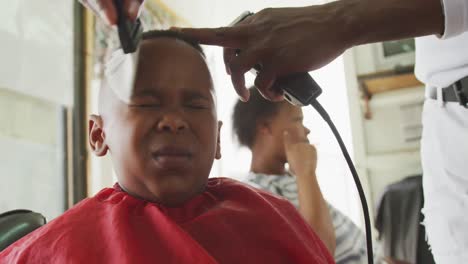 hombre africano limpiando la cara de un niño africano