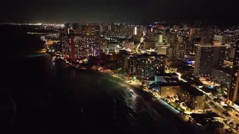 Vista-Aérea-De-La-Playa-De-Waikiki-Por-La-Noche