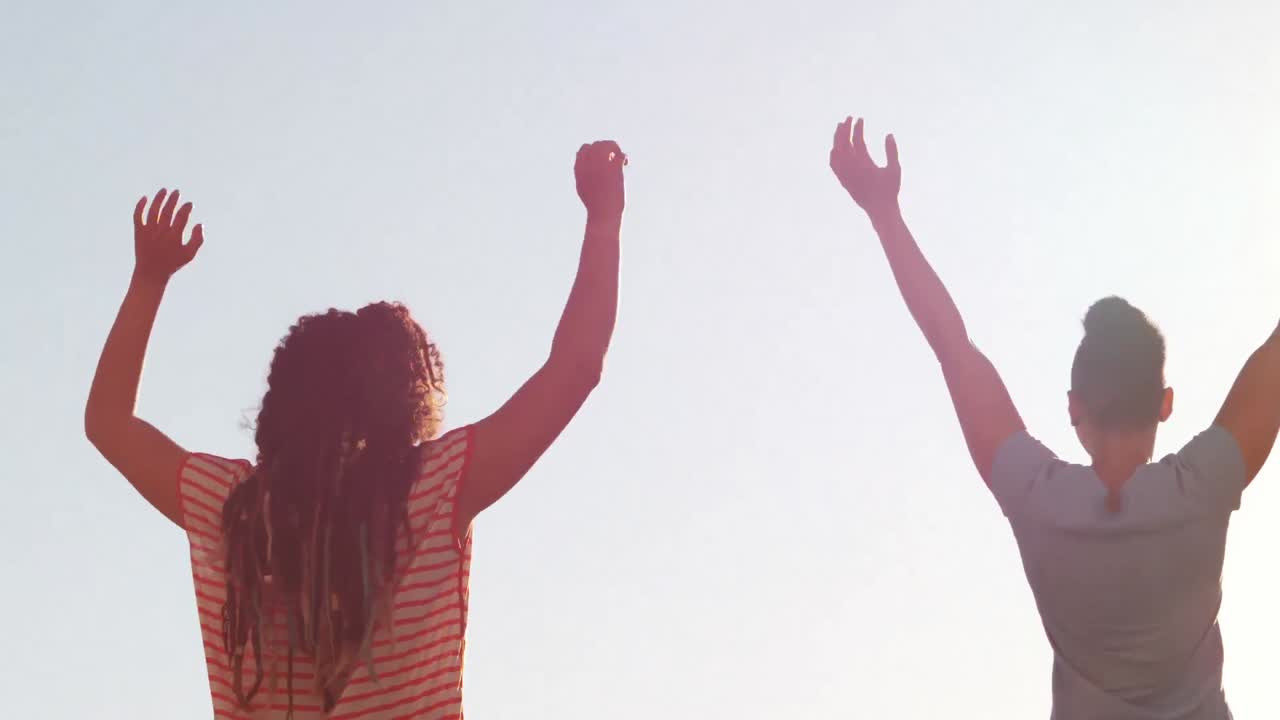 행복한 레즈비언 커플이  ⁇ 은 날 야외에서 손을 들고 있습니다.