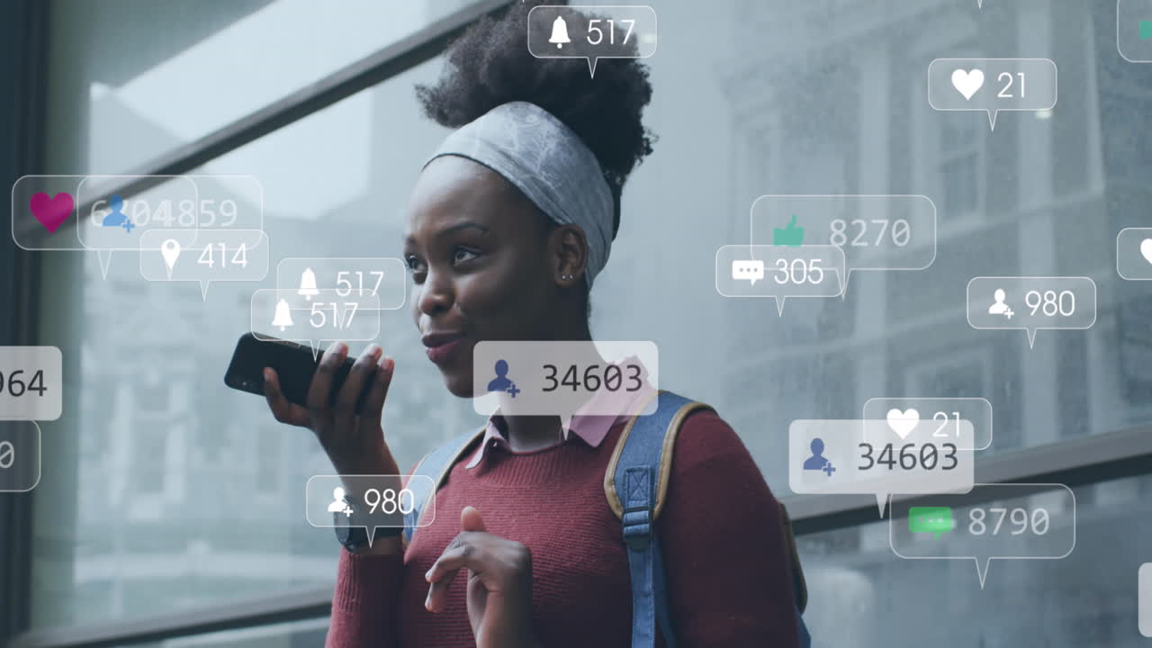 animación de barras de notificación sobre mujer afroamericana hablando en el altavoz del teléfono celular
