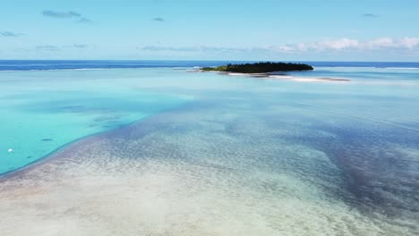 Abgelegene-Insel-Am-Rande-Der-Lagune-Mit-Barriereriff-In-Der-Luftaufnahme-Der-Tropen