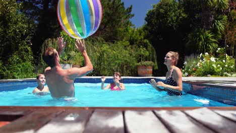 Familia-Feliz-Divirtiéndose-En-La-Piscina