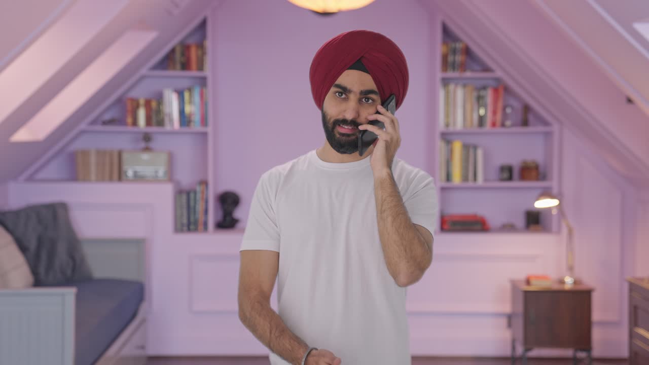 Uomo indiano arrabbiato che urla al telefono