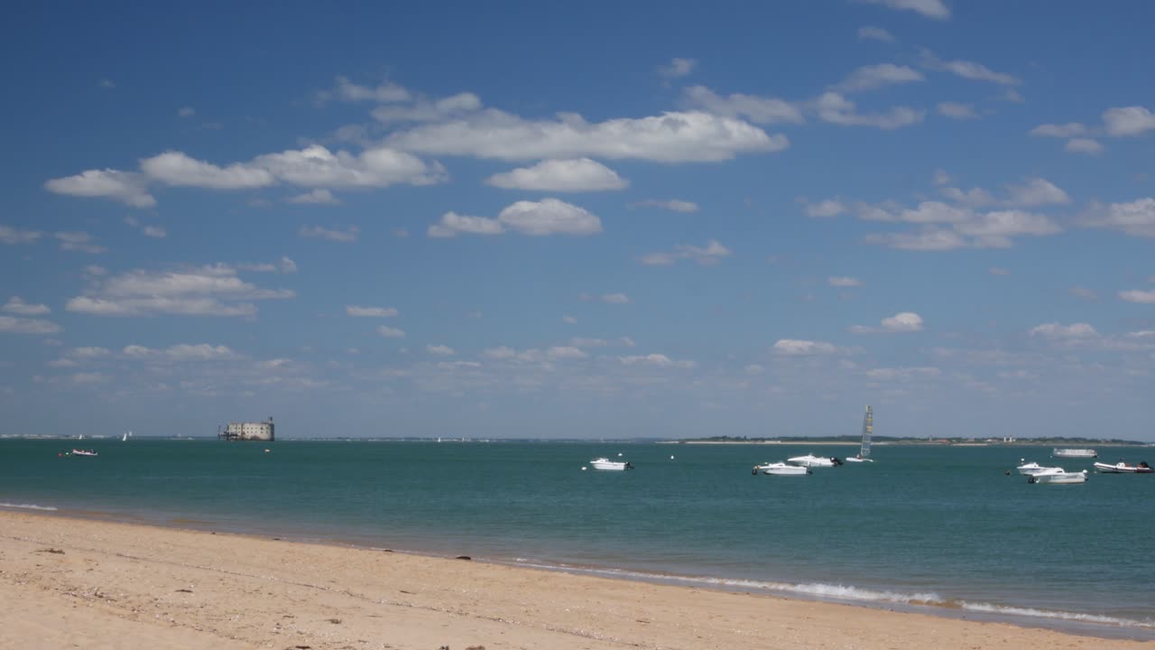프랑스 올레론 섬의 보일러 해변. 포트 보야드 (fort boyard) 와 배경에 고정된 배.
