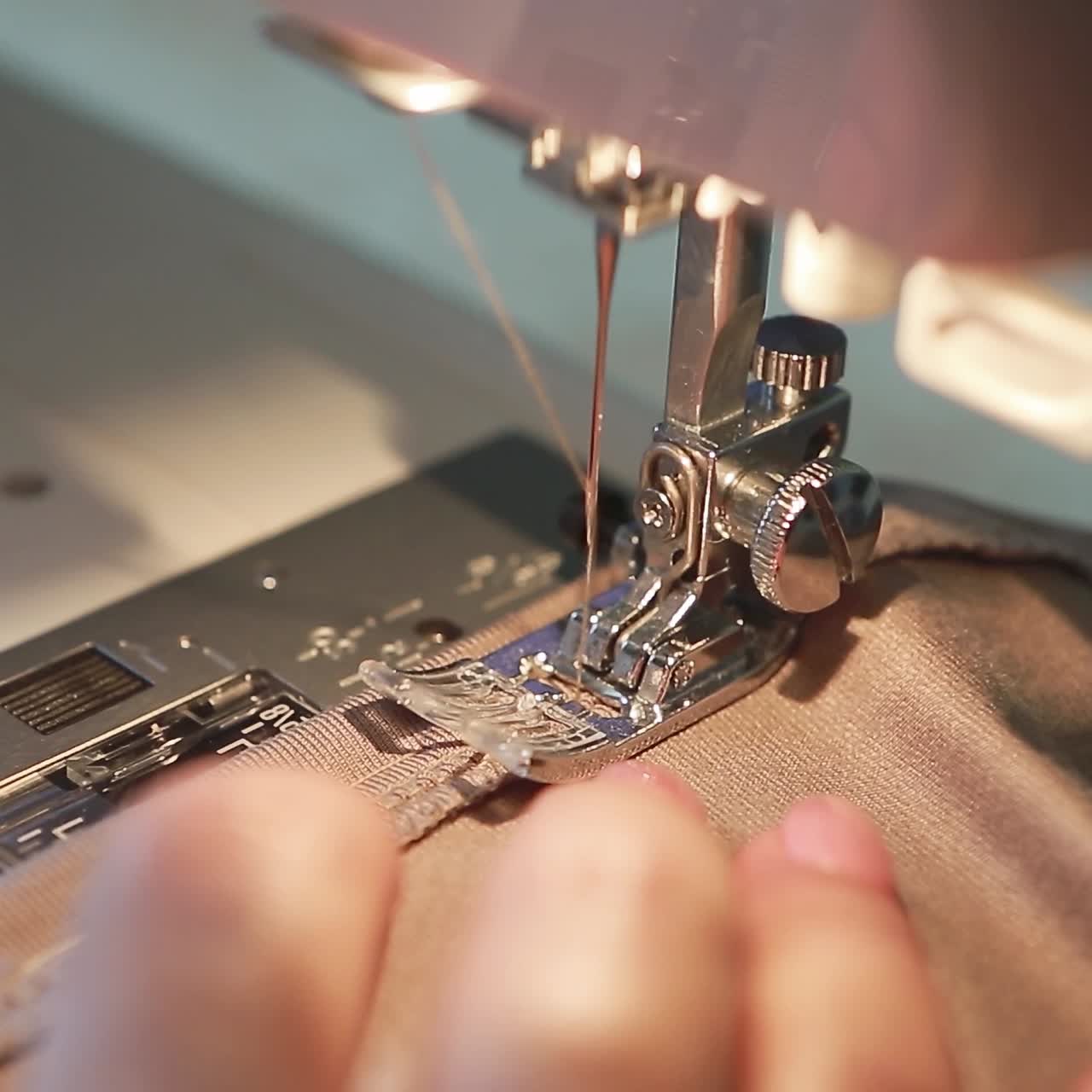 mujer usando una máquina de coser
