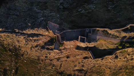 un dron captura el castillo de marvão a vista de pájaro con una vista de satélite