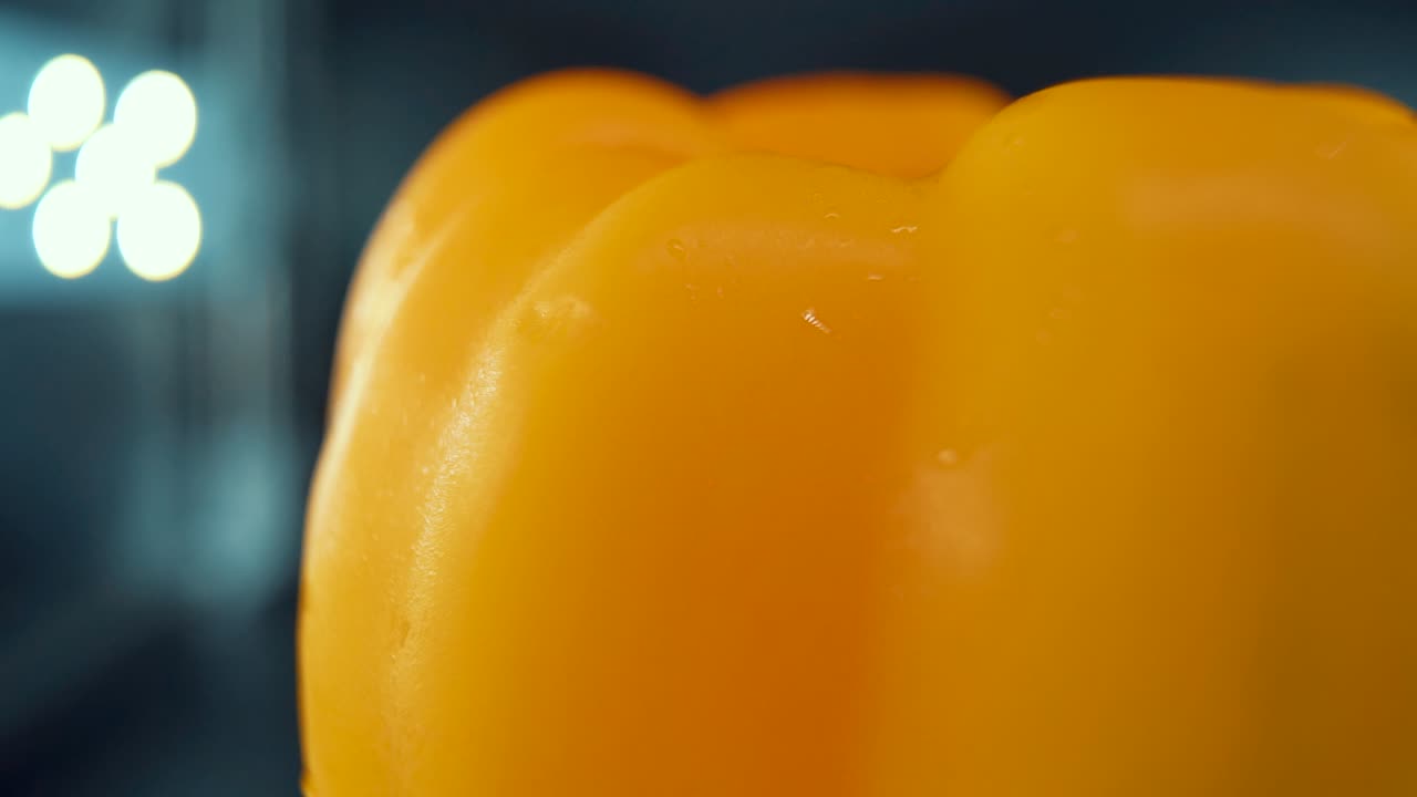 un macro profesional de primer plano detallado de una pimienta amarilla dulce húmeda en un soporte giratorio de 360, gotas de agua sudorosas brillantes, luz de fondo de estudio cinematográfico, cámara súper lenta, 120 fps, movimiento suave, full hd