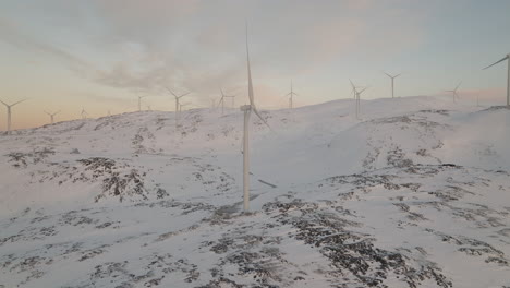 Turbina-Eólica-En-Una-Granja-De-Energía-Alternativa-En-Una-Montaña-Nevada,-Aérea