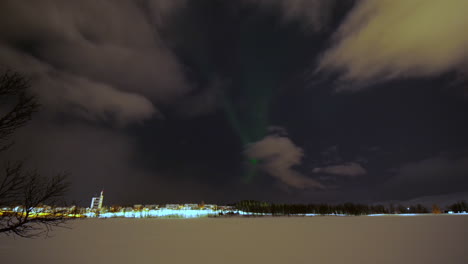 aurora boreal o aurora boreal sobre el mar en tromso - noruega