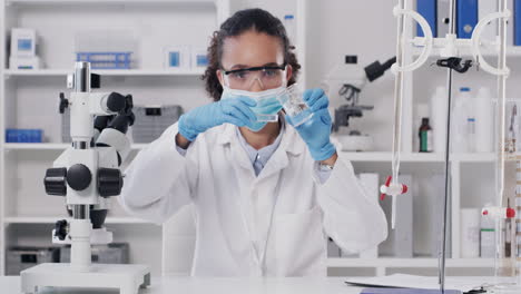 científico que lleva a cabo un experimento de laboratorio