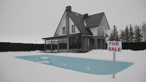 For-sale-banner-on-a-house