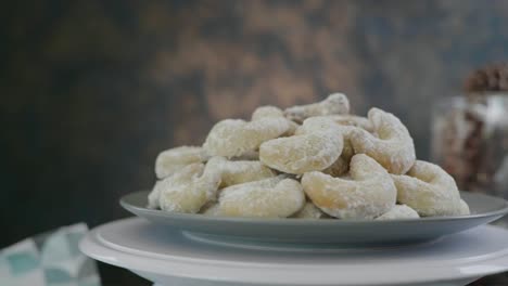 foto de belleza de un plato de galletas vanilakipferl tradicionales