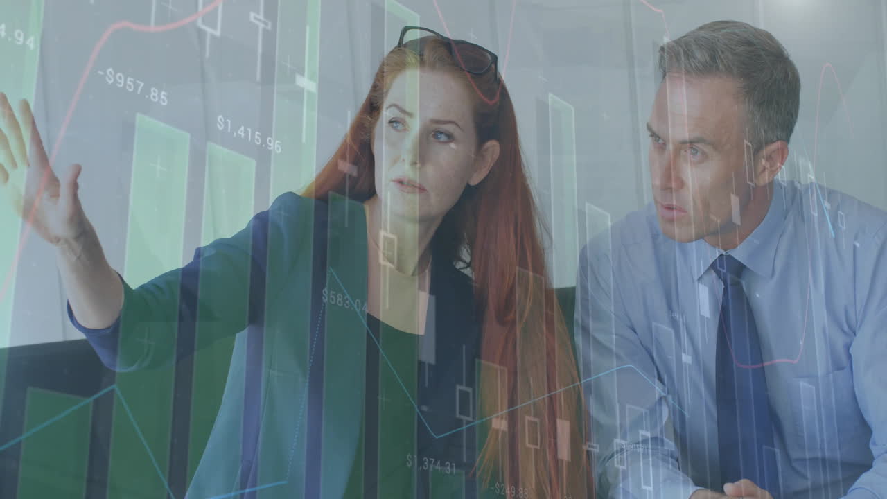 анимация обработки финансовых данных над различными деловыми людьми в офисе