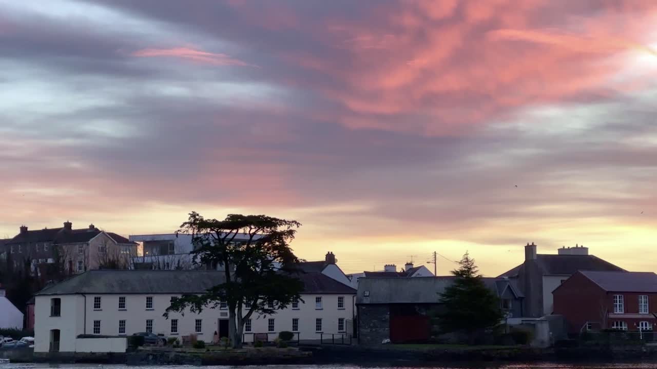 아일랜드 킨세일 위로 천천히 움직이는 겨울 하늘과 일출