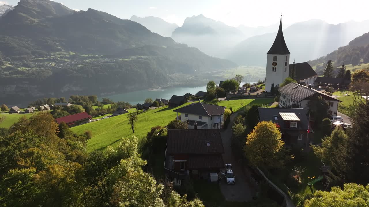 Amden è una città popolare nelle colline alpine, spesso ricercata dai visitatori per la sua meravigliosa atmosfera campestre. Vista drone