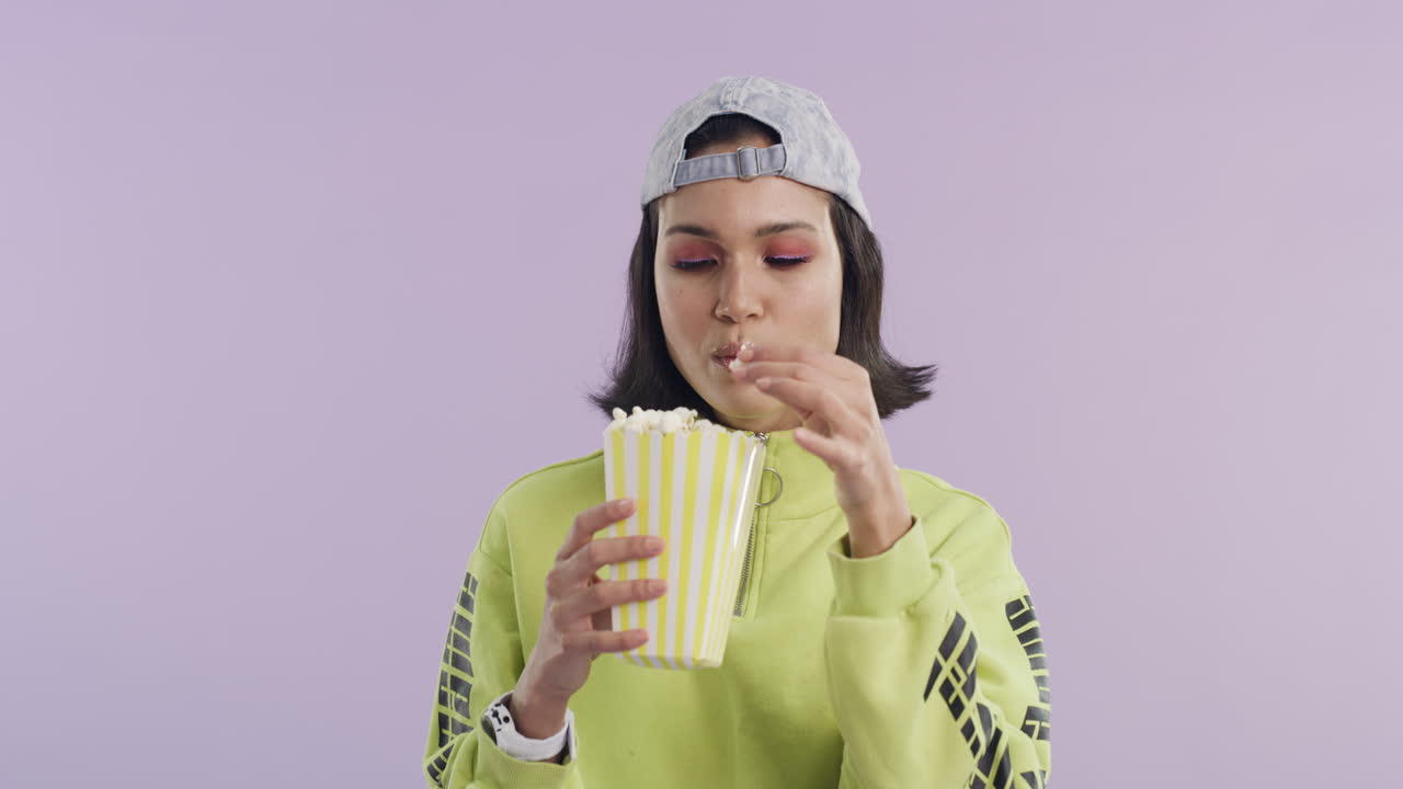 una bellissima giovane donna che mangia popcorn