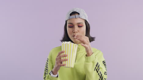 Una-Hermosa-Joven-Comiendo-Palomitas-De-Maíz