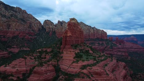 Prominent-Butte-in-Sedona,-Arizona