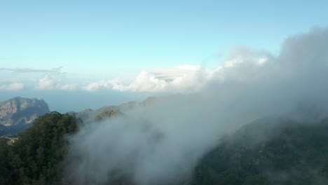 nubes celestiales sobre el impresionante paisaje de la isla madeira, antena