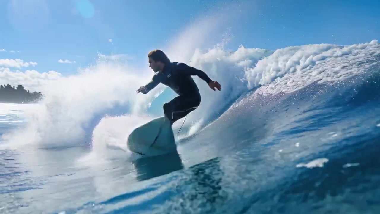 Onda che si infrange spinge un surfista che cavalca la cresta in uno spot costiero, evitando la schiuma con la tavola e la muta