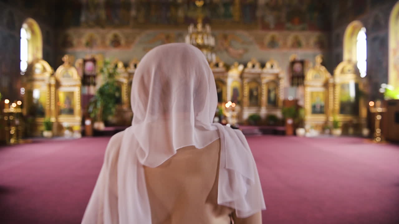 교회 에 있는  ⁇ 은 여자